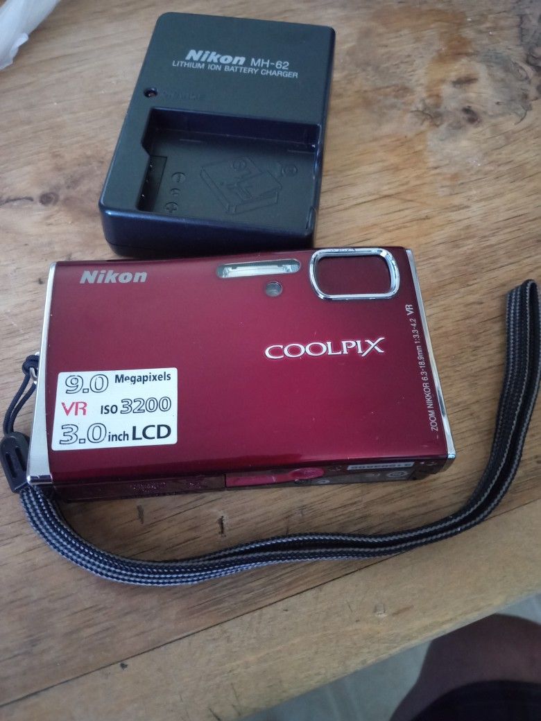 NIKON COOLPIX DIGITAL CAMERA 3.0" LCD 5X OPTICAL ZOOM 9.0 MEGAPIXELES TESTED WORK GREAT CONDITION
