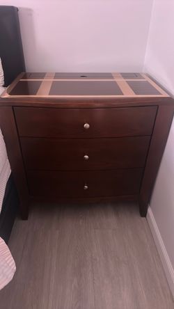 Mesitas de noche de madera en perfecto estado