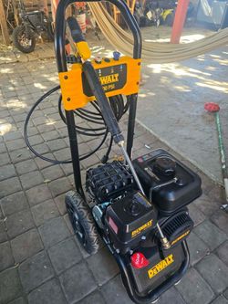 DEWALT 3400 psi 2.5 GPM Gas Cold Water Pressure Washer with OEM Axial Pump