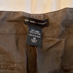 NEW YORK & COMPANY KAKI CAPRIS SIZE 10