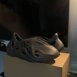 YZY FOAM RNR SIZE 11