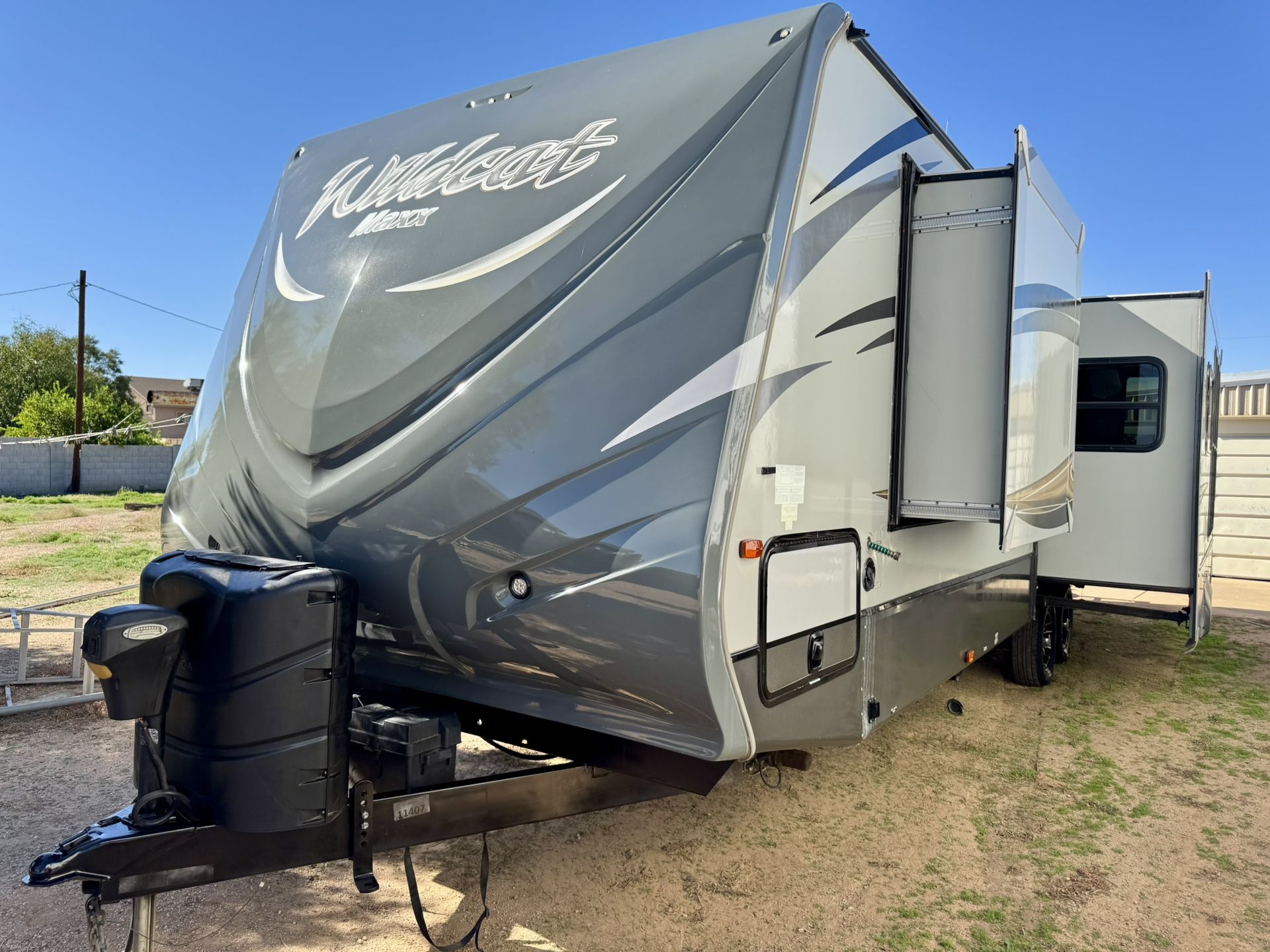 2016 wildcat maxx 33ft travel trailer with 2 large slide outs