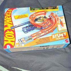 New Hot Wheels Stunt Track