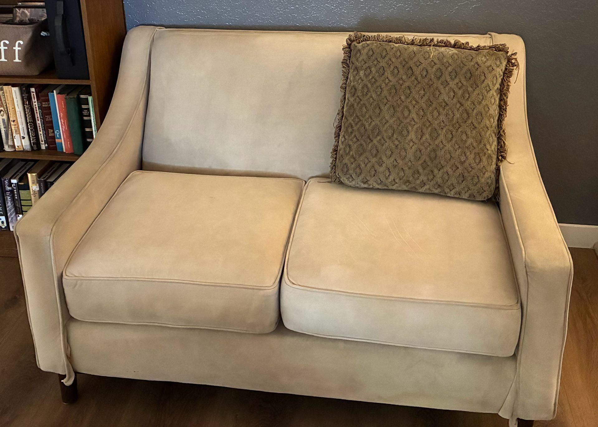 Small loveseat (pending pickup)