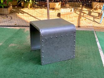 VERY NICE OAKLEY STYLE DESIGN INDUSTRIAL METAL SIDE TABLE