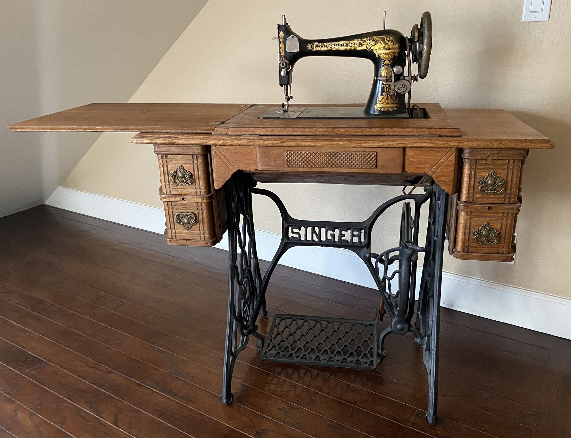 1904 Antique Treadle Serial Number B45035 Singer Sewing Machine