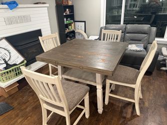 Mor Furniture Dining room table with 4 chairs
