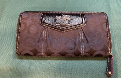 Beautiful Classic Coach Zippered Clutch Wallet 