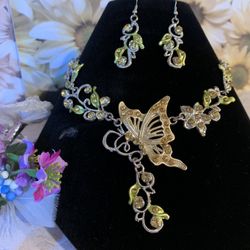 Charming Butterfly Necklace & Earrings Set
