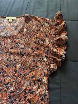 It’s very cute blouse for women’s the size is small the color multicolor made by Michael Kors