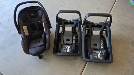 Car seat with 2 bases