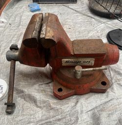 Snap-On 1750 Vise manufactured in the USA by Wilton  The vise is built for heavy-duty applications  Jaw Width: 5 inches Design Style: Round-channel "B