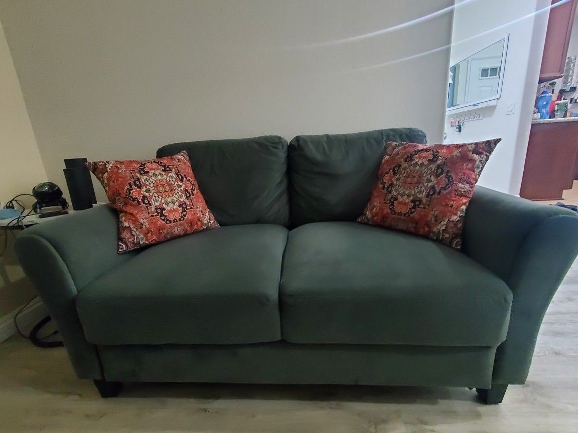 Loveseat – Lightweight, Easy to Move