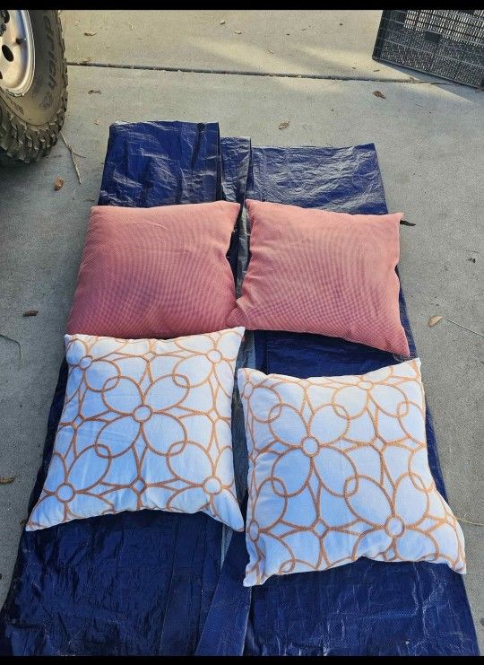Set Of 4 Decor Pillow Size 20 X 20 Inch Has Zip You Can Wash It $10 For All