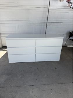 6 drawer white dresser ! Free delivery