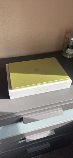 MacBook Neo Yellow-Green Great Condition