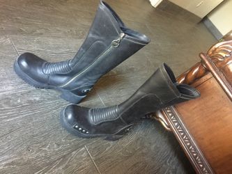 Women Leather boots like new size 6 1/2 in mens