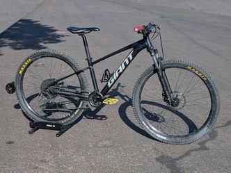 GIANT Talon 27.5 Mountain Bike - XS Frame