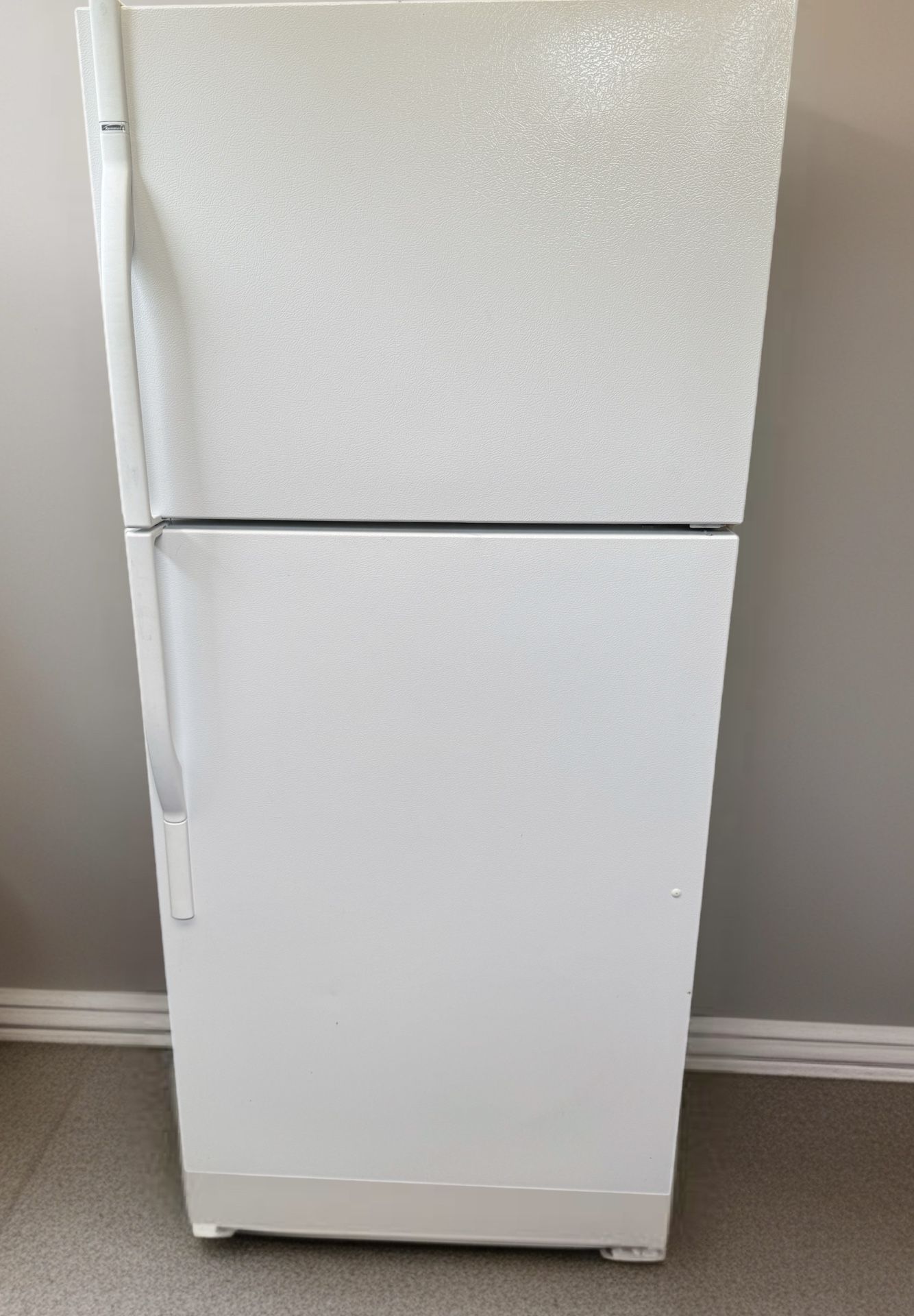 Kenmore Top Freezer Refrigerator W/ Ice Maker