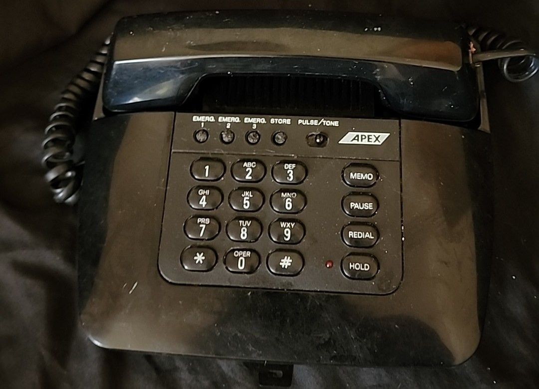 APEX Landline Telephone W/ A Pullout Program Number List. Looks Like10 Stored/3 Emergency, Pause, memo, redial, hold, pulse, tone, ringer turn off.
Mo