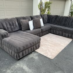 Huge Dark Grey sectional Couch Sofa From Ashley Furniture In Excellent Condition - FREE DELIVERY 🚛