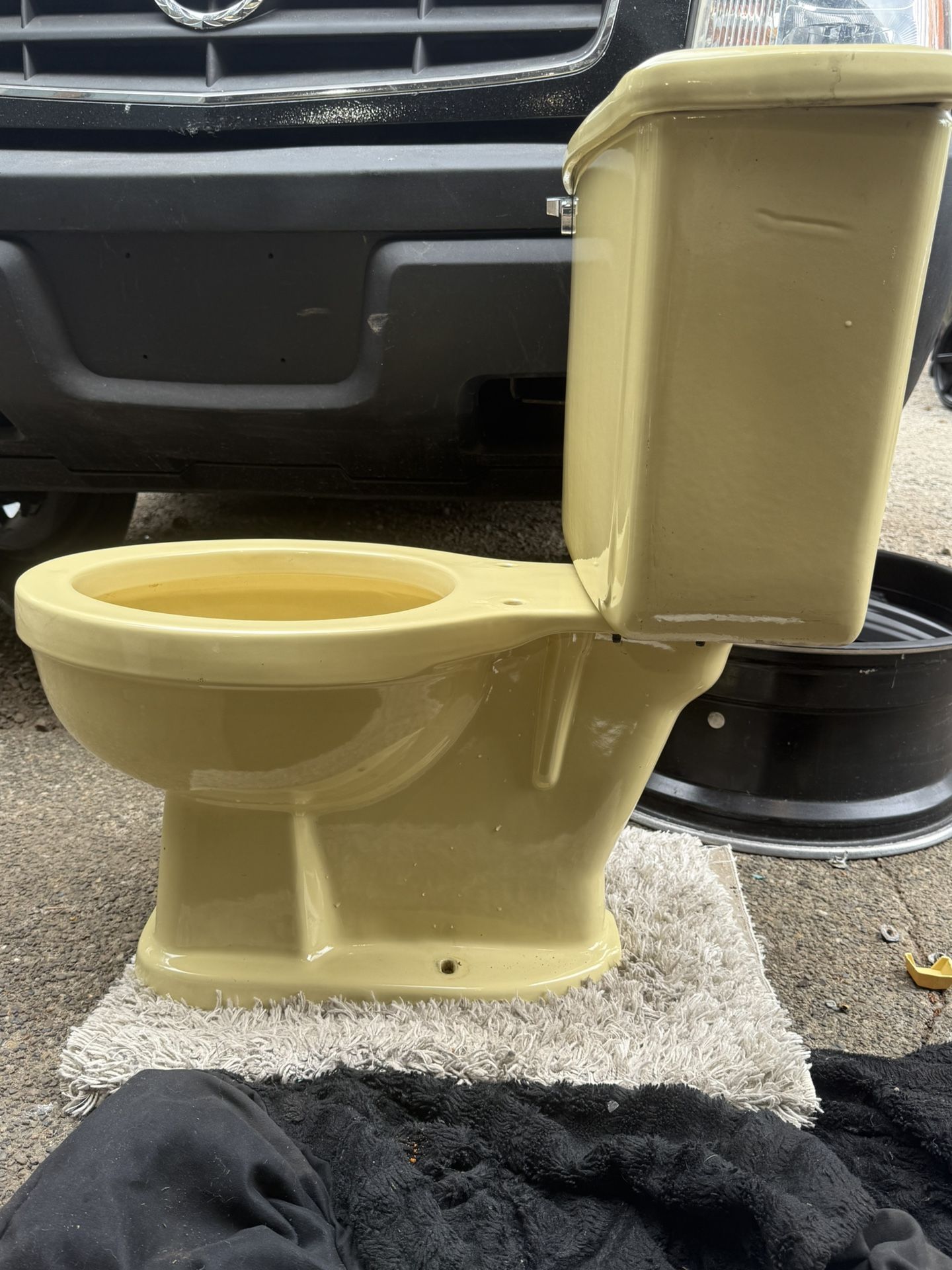 Vintage 1970 Yellow Toilet