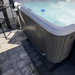 Hot tub /Sundance Hawthorne model.