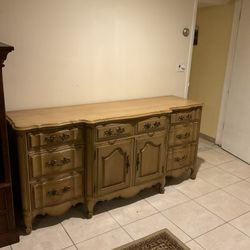 French Style Dr Set Table 6 Chairs And Buffet   Great Condition  Serious Buyers Only Please 