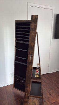 Mirror jewelry cabinet