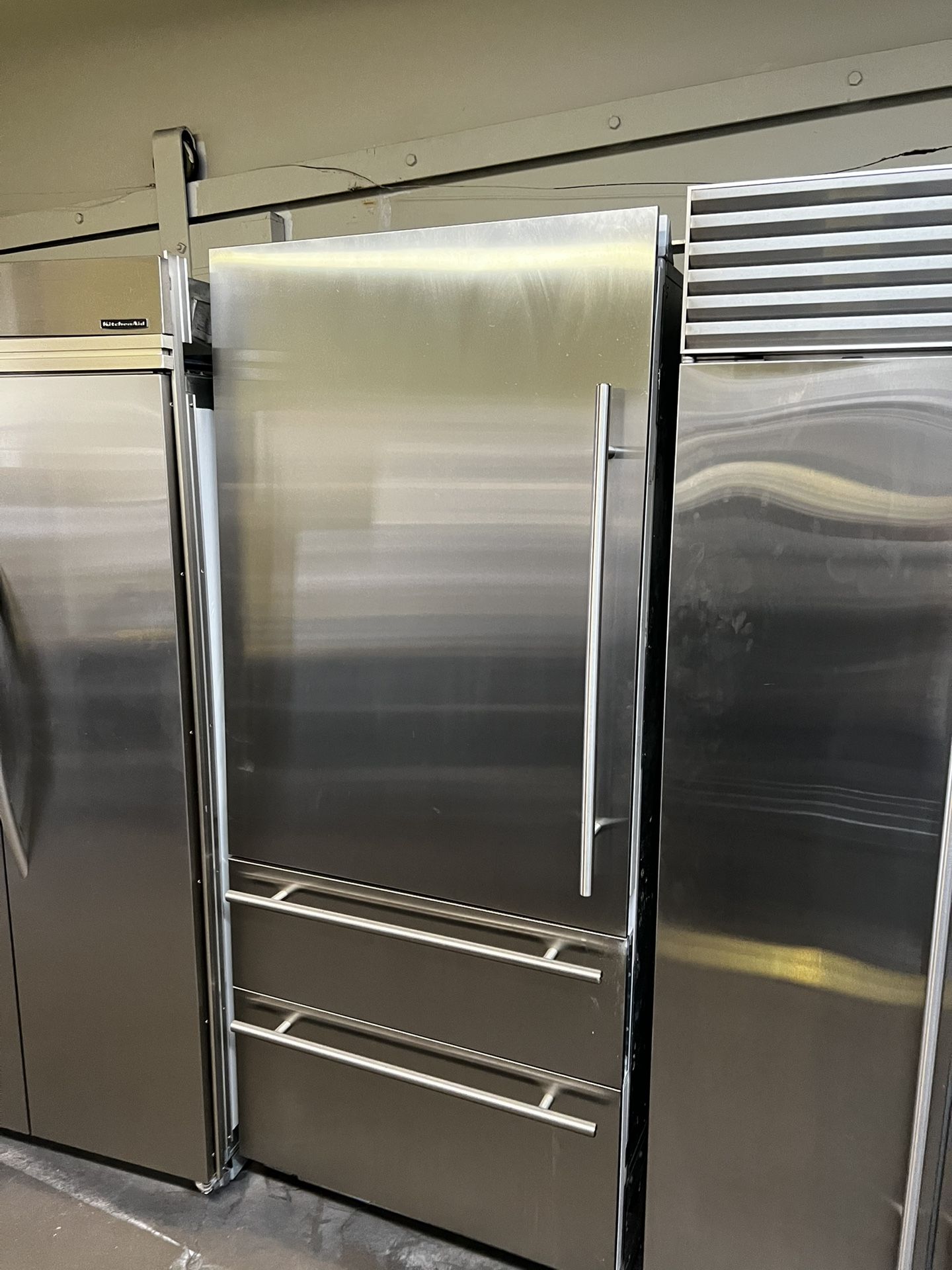 Viking 36”Wide Built In Bottom Freezer Refrigerator With Internal Water/Ice 