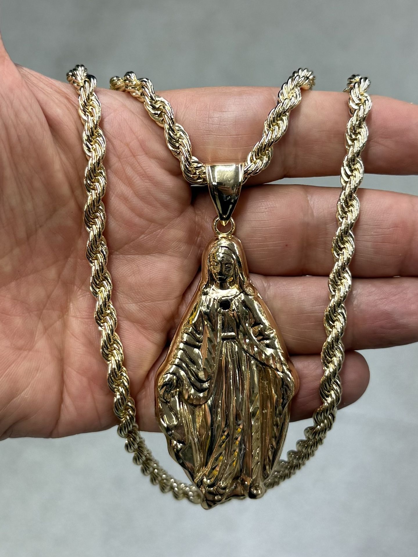 14k premium gold plated holy Mary pendant and rope necklace🙏🙏
