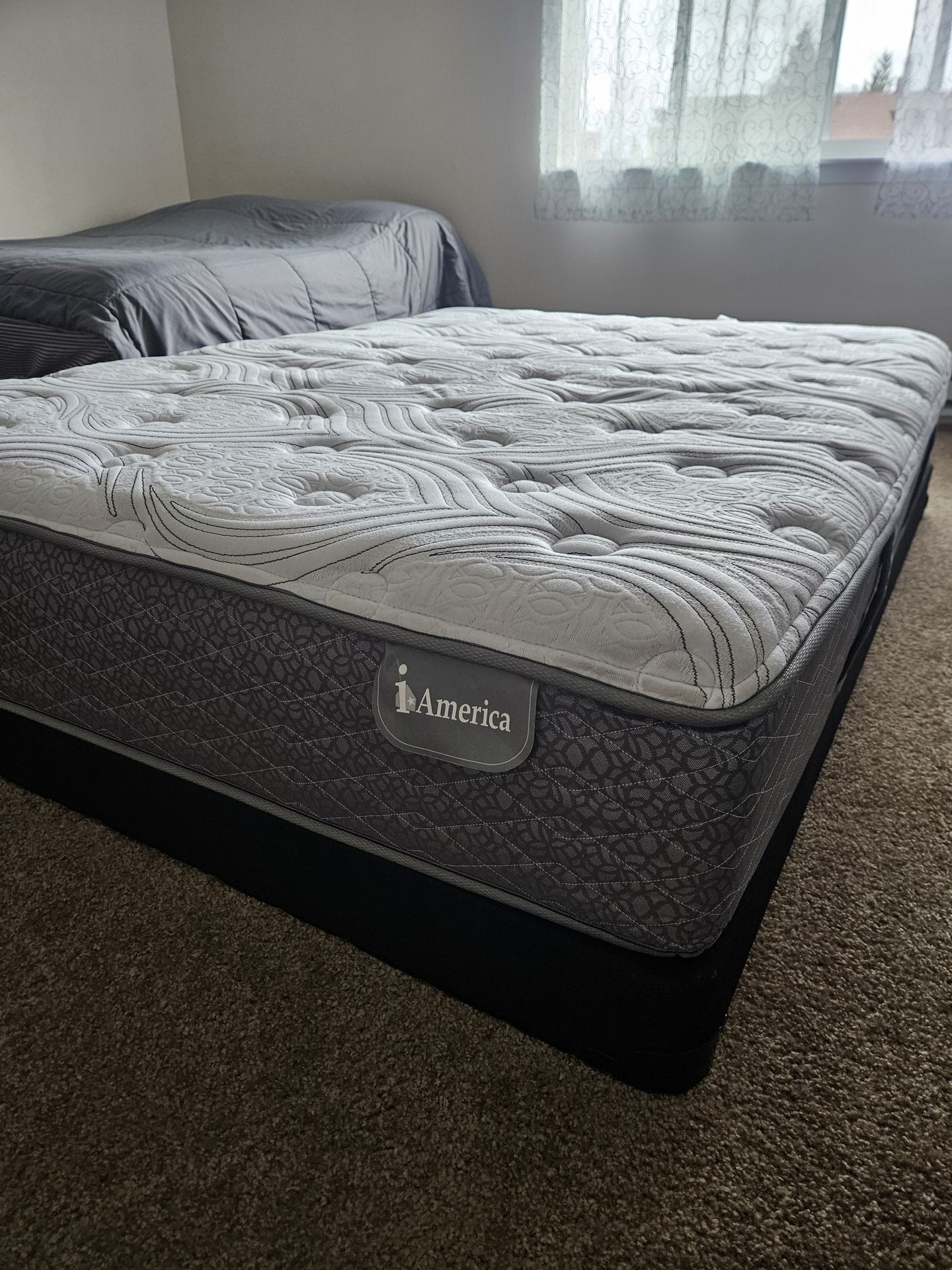 Queen matters and Spring Box All Set Super Clean like brand new