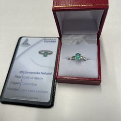Queen’s Touch – Colombian Emerald Ring