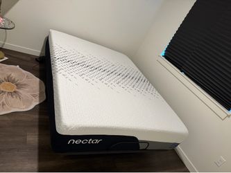 Like New Nectar Luxe Memory Foam Queen Mattress