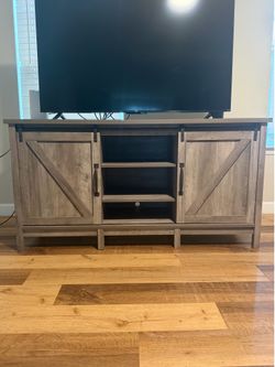 TV ENTERTAINMENT CENTER