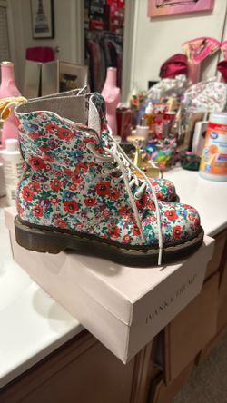 Women's Dr.Martens Size 6y