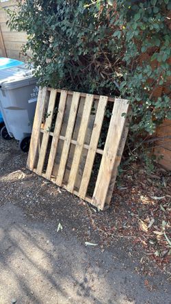 FREE 4' x 4' pallet - Great condition (near Balboa Park Zoo)