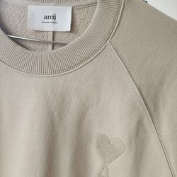AUTHENTIC AMI PARIS SWEATER - NEW - LARGE