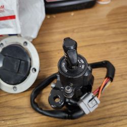 Gsxr 1000 key ignition and Gas tank Cover