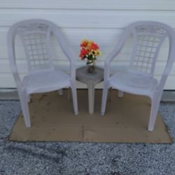 Nice Alound 3- Piece Patio Set Very Clean Like New. 
