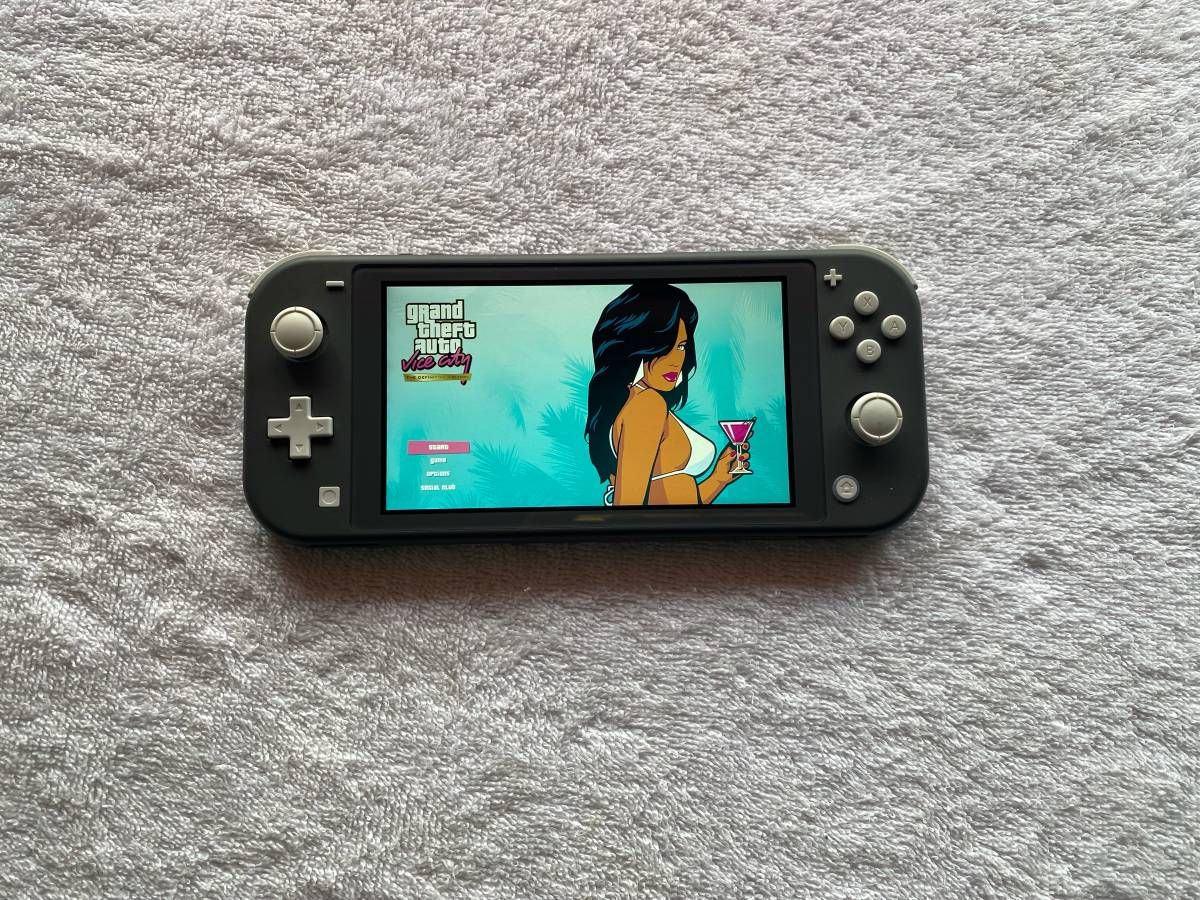NINTENDO SWITCH LITE + 100 SWITCH GAMES and 7500 CLASSIC GAMES