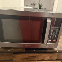 TOSHIBA EM131A5C-BC COUNTERTOP MICROWAVE OVEN 1.2 Cu Ft., 12.4”