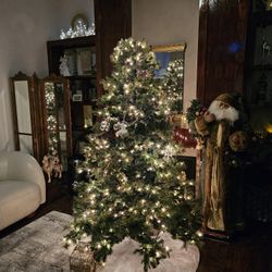 lighted Christmas Tree 🎄...7.5 ft. 