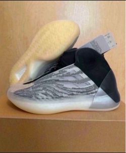 Adidas Yeezy Quantum Q46473 Men's Size 4 / 5 Womens Brand New