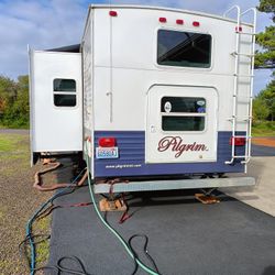 2005 Pilgrim 33S