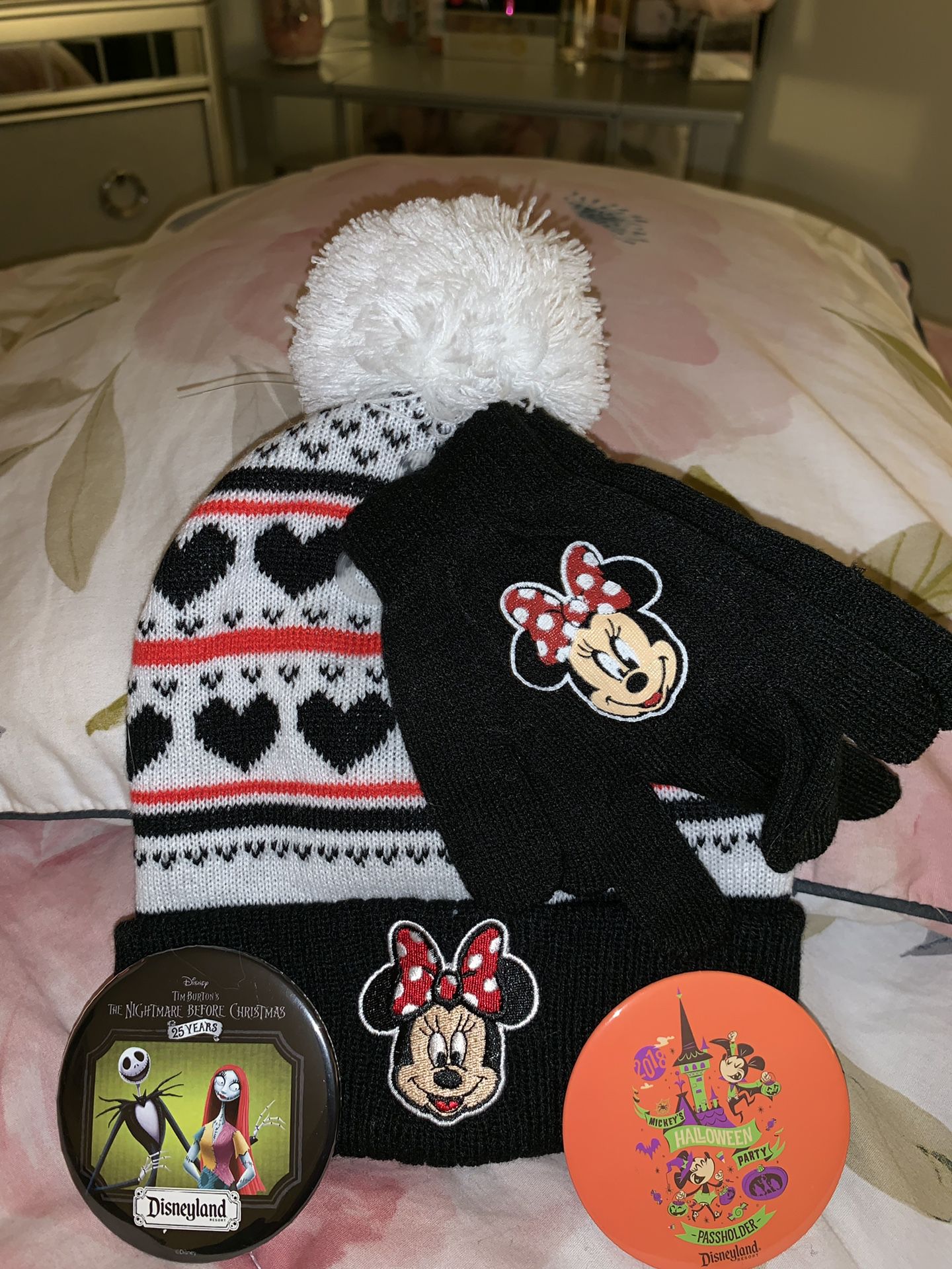 Brand new children’s Minnie beanie, matching gloves & 2 Collectible Disney buttons