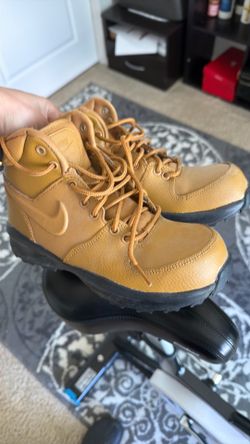 Boys Nike boots only worn one time