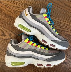 NIKE AIR MAX