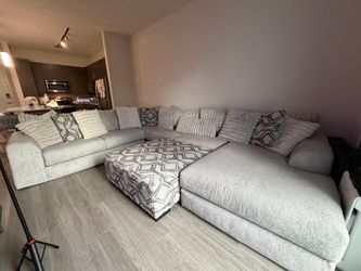 Rooms To Go Moreau Street 3-Pc Sectional + Ottoman – Excellent Condition