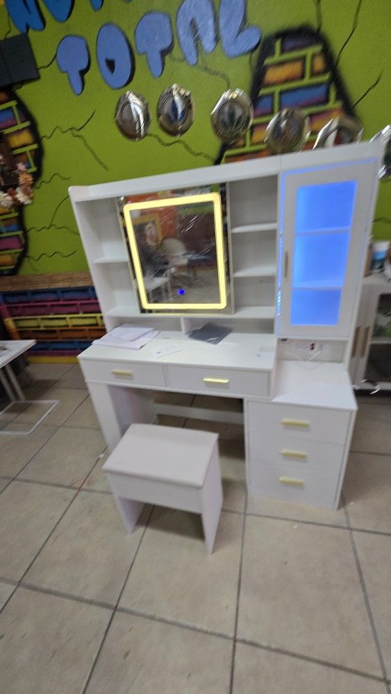VANITY DESK MAKEUP 5 DRAWERS TOUCH MIRROR
Pick up available. 
Assembled. 
Lighted Mirror.
Slidding. 
5 drawers.
Chair